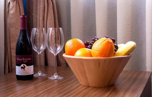 索非亚DITER Family Hotel的桌上放一碗水果和两杯酒杯