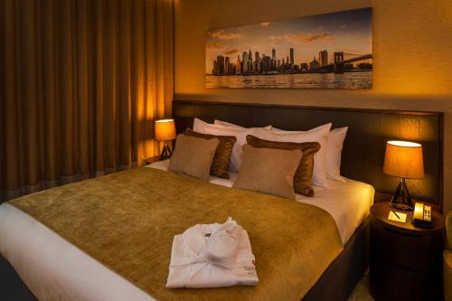 比肯希尔伯明翰度假世界云顶酒店的酒店客房带一张大床,带毛巾