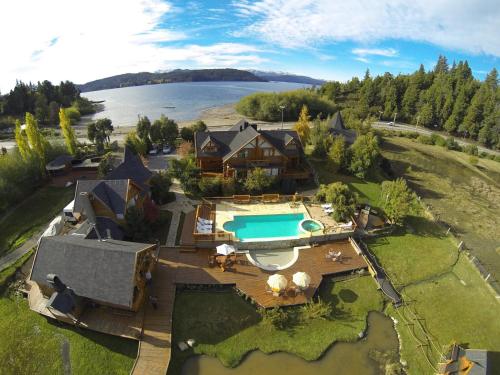 圣卡洛斯-德巴里洛切坎皮纳山林小屋的享有带游泳池的房屋的空中景致