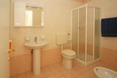 卡奥莱科伦坡克里斯特弗罗公寓酒店的浴室配有卫生间、盥洗盆和淋浴。