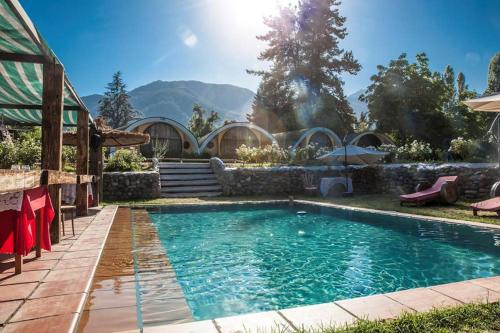 皮尔克Hotel La Calma De Rita - Pirque的一座房子的院子内的游泳池