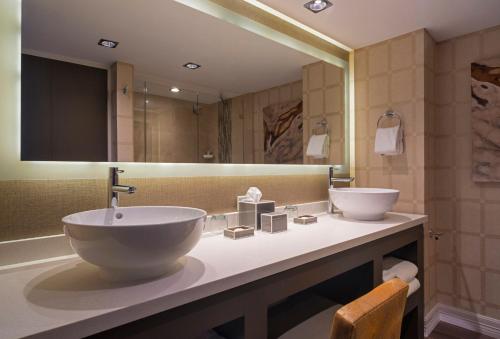 加尔维斯敦圣路易斯Spa会议度假村的一间带两个盥洗盆和大镜子的浴室