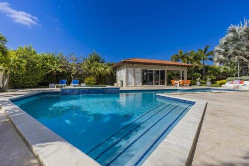 4 Bedrooms modern Condo at walking distance from Eagle beach