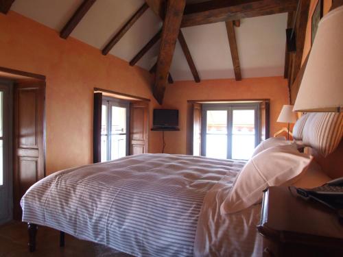 韦尔巴尼亚洛坎达池基茵酒店的一间卧室设有一张大床和两个窗户