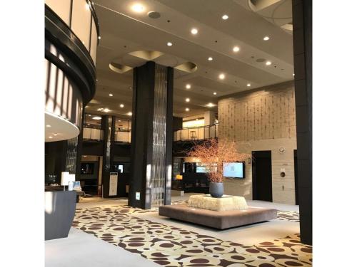 冈山Recent Culture Hotel - Vacation STAY 29737v的大厅,在大楼中间,配有沙发