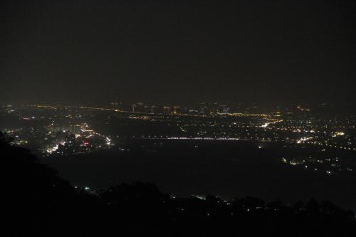 横山万瑞渡假村的夜晚的城市景观