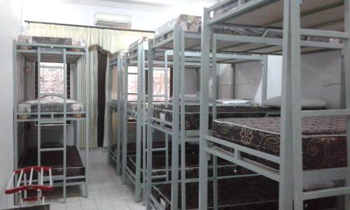 雅加达彭杜克赫拉斯套房旅舍的一间房间,设有三张双层床