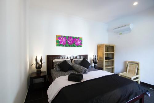 吉利特拉旺安黑与白假日公园的卧室配有黑白床。