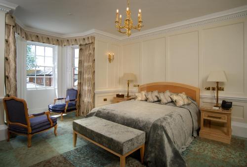 灰色修道士酒店客房内的一张或多张床位