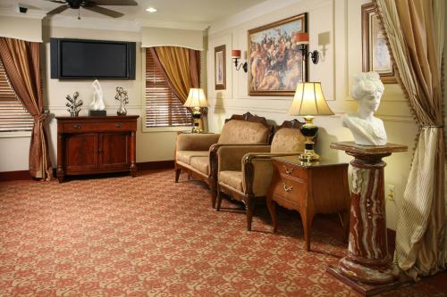 格伦代尔Brand Plaza Hotel的带沙发和电视的客厅