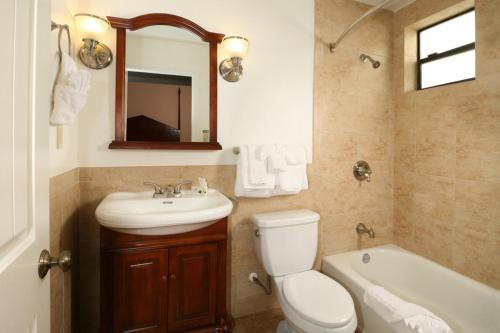 格伦代尔Brand Plaza Hotel的浴室配有卫生间、盥洗盆和浴缸。