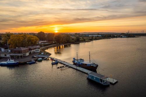 Houseboat GDY-50, dom na wodzie z sauną i jacuzzi