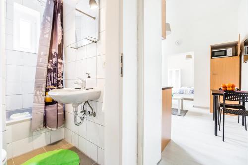 门兴格拉德巴赫Apartments Mönchengladbach的一间带水槽和绿色凳子的小浴室