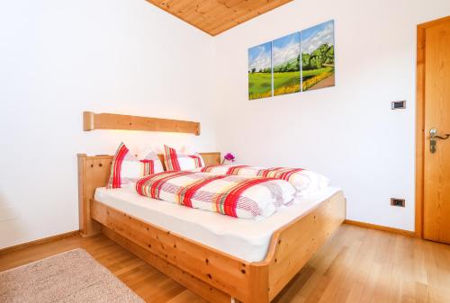 新波南特Alps Residence的一间卧室配有红色和白色枕头的床