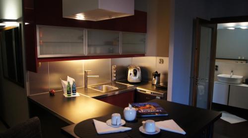 什切青Art Apartment Szczecin的一个带桌子和台面的小厨房