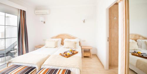 卡拉达沃奥纳村公寓式酒店客房内的一张或多张床位