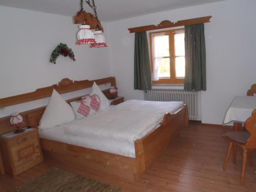米滕瓦尔德Ferienhaus Bergfreund的一间卧室设有一张床和一个窗口