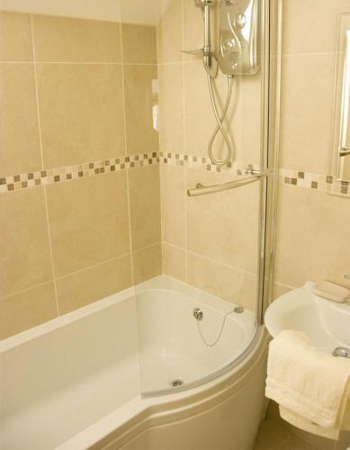 阿马庭院阁楼酒店的带淋浴、浴缸和盥洗盆的浴室