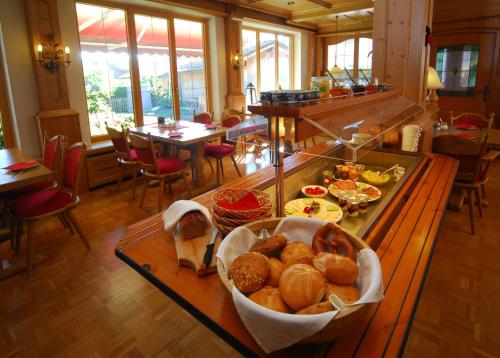 普夫龙滕普夫龙滕阿尔卑斯酒店的上面有一大堆食物的桌子