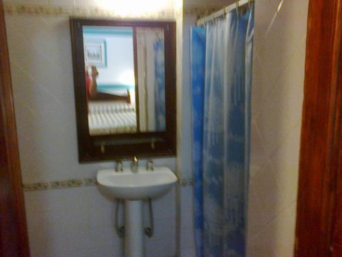 特雷斯阿罗约斯Hotel Plaza Tres Arroyos的一间带水槽和镜子的浴室