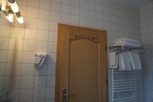 锡纳亚阿瑞佐托别墅的浴室设有毛巾和电话