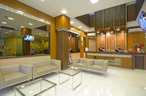 日惹D'Kalpa Hotel Demangan Yogyakarta的一间配有沙发的大堂和一间位于医院的酒吧