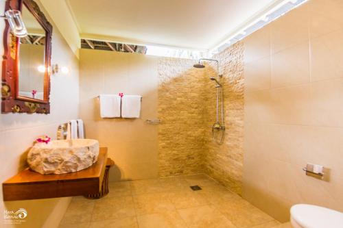 卡迪达莎罗摩辛塔酒店的一间浴室