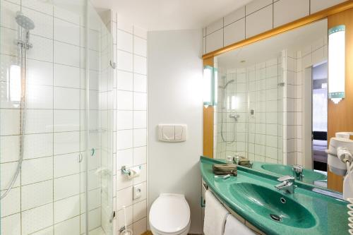 布雷根茨宜必思布雷根茨酒店的一间带绿色水槽和卫生间的浴室