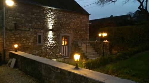 那慕尔普利奥利法式度假别墅的一座石头房子前面有两盏灯