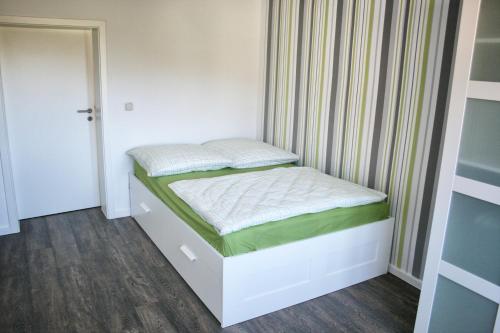 DrewitzFerienhaus Drewitz (EOC-FUP 07/2017)的一间小卧室,卧室内配有一张床铺