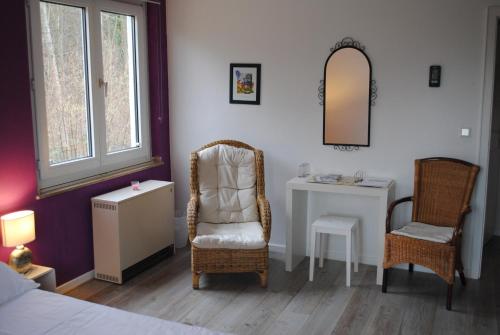 科隆多纳别墅的一间卧室配有一张床、一把椅子和一张书桌