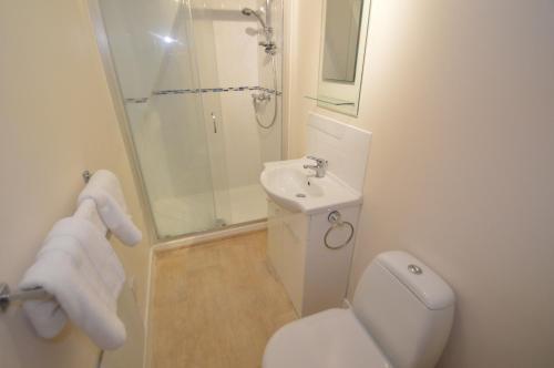 麦克尔斯菲尔德Wg Apartment的浴室配有卫生间、淋浴和盥洗盆。