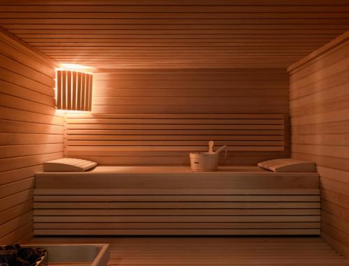 戛纳戛纳中心奥克酒店的一间设有两个长椅的桑拿浴室