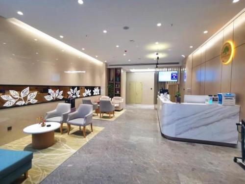 洛阳GreenTree Inn Luoyang Railway Station Wangfujing Wangcheng Park的大堂设有带椅子和柜台的等候区