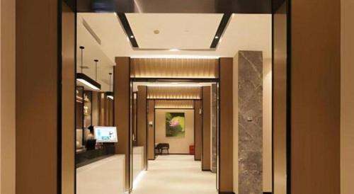 武汉City Comfort Inn Wuhan Xudong Street Wangjiadun Metro Station的走廊,建筑物的走廊,有走廊长度的长度