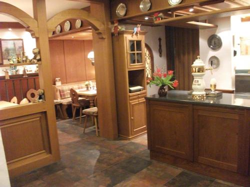 明希贝格罗塞尼尔酒店的一个带水槽和桌子的厨房