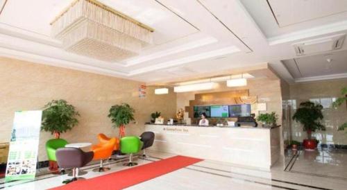 常州GreenTree Inn Changzhou International Airport的大楼内带椅子的大堂和酒吧