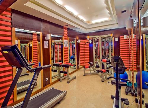 艾哈迈达巴德Sarovar Portico Rivera Ahmedabad的健身房里设有数台跑步机和机器