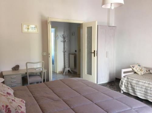 圣皮耶罗阿谢韦Intorno Firenze B&B的一间卧室配有一张床、一张桌子和一把椅子