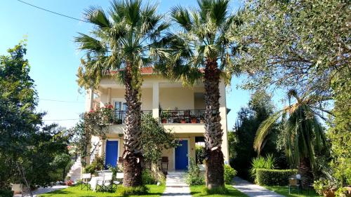利吉亚Fraxa的前面有棕榈树的房子