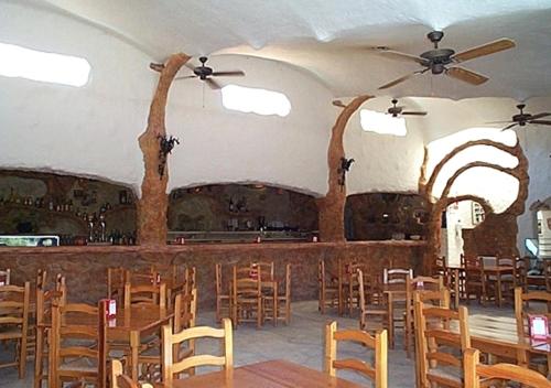 波凯兰特马里奥拉野营简易别墅酒店的用餐室配有木桌和椅子