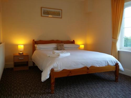 拉夫堡瑞普石制宾馆的一间卧室配有一张大床和两盏灯