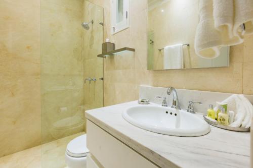 卡塔赫纳拉卡图吉塔酒店的一间带水槽、淋浴和卫生间的浴室