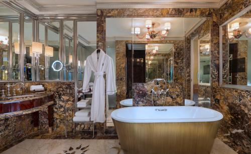 The St. Regis Singapore的一间浴室