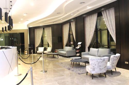 新山吉欧贝酒店的大楼内一个带沙发和椅子的大堂