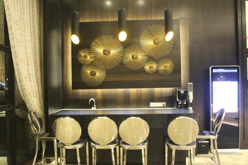 新山吉欧贝酒店的餐厅设有桌椅和镜子