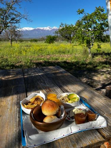 Los ÁrbolesNamakai.tinyhouse, minimalism in a magic place的餐桌上摆放着一盘食物的桌子