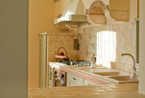 阿西西Villa Degli Ulivi的厨房配有水槽和炉灶