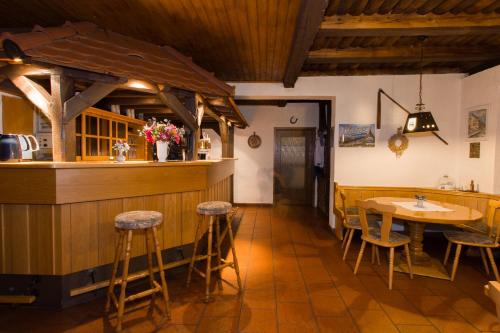 腓特烈罗达Pension Zum-Ratsherrn的餐厅设有酒吧和桌椅