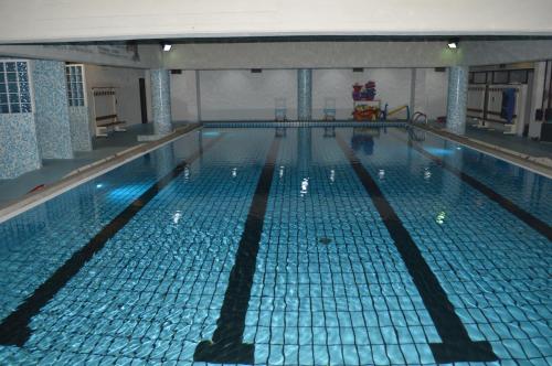 拉奎拉Canadian Hotel的一座充满蓝色海水的大型游泳池